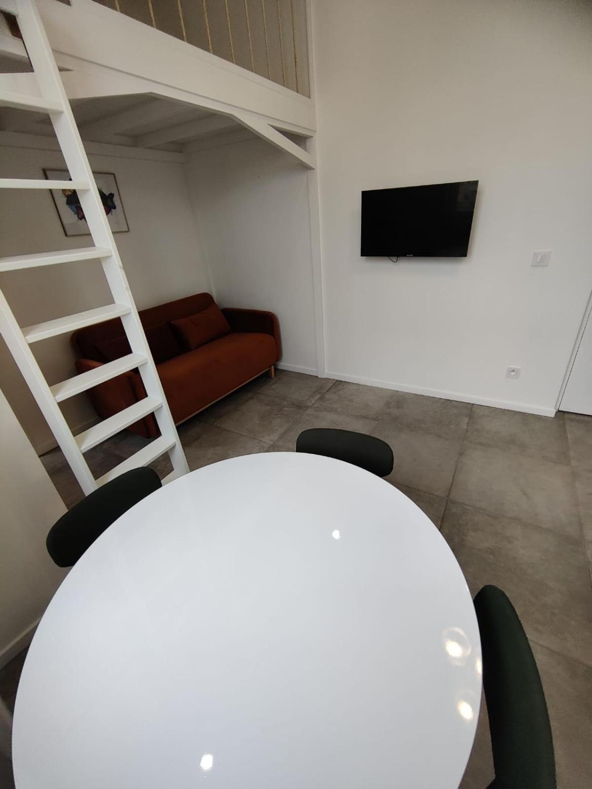 דירות Vénissieux Loft Chic Avec Mezzanine Contemporaine מראה חיצוני תמונה