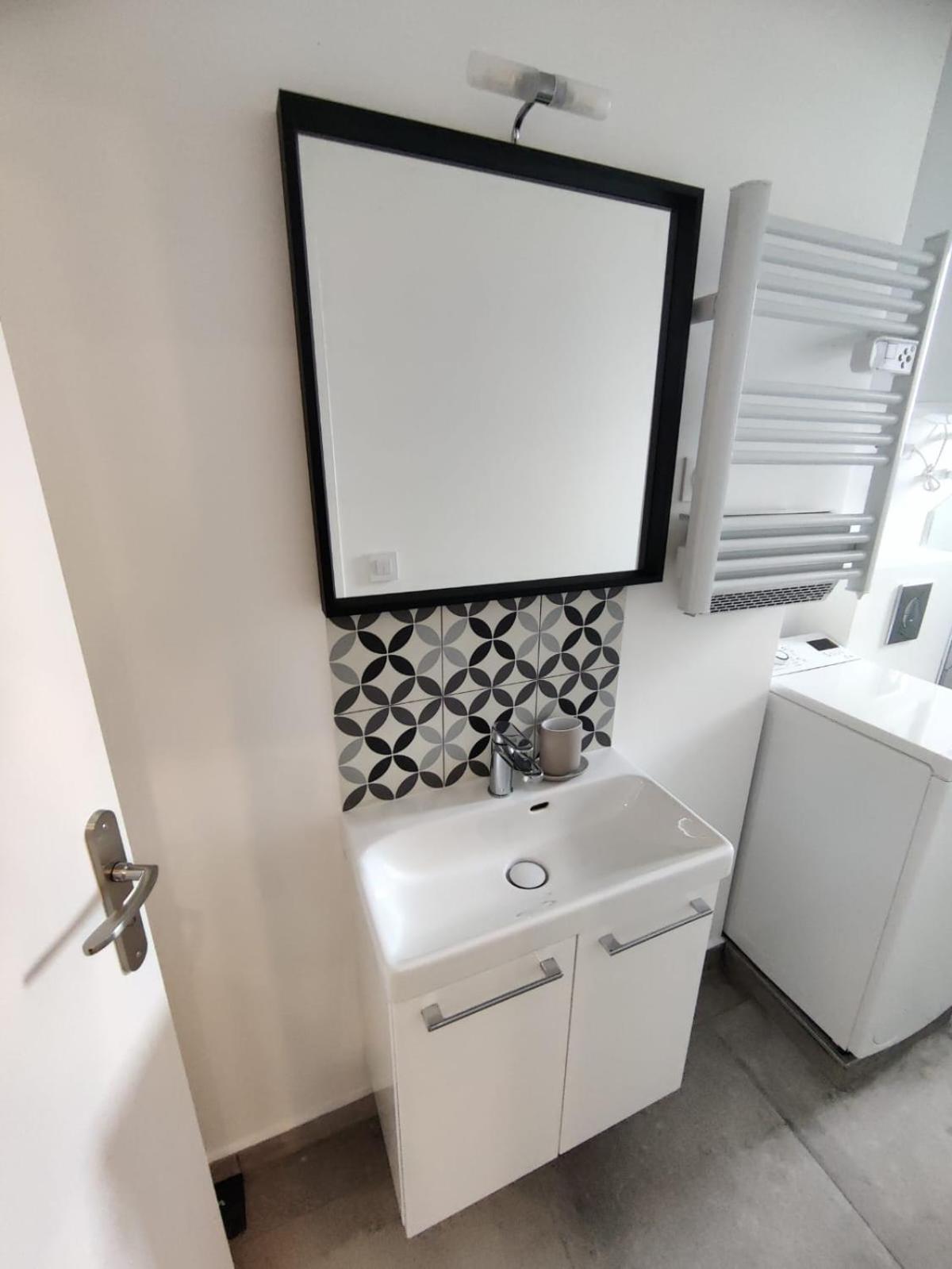 דירות Vénissieux Loft Chic Avec Mezzanine Contemporaine מראה חיצוני תמונה