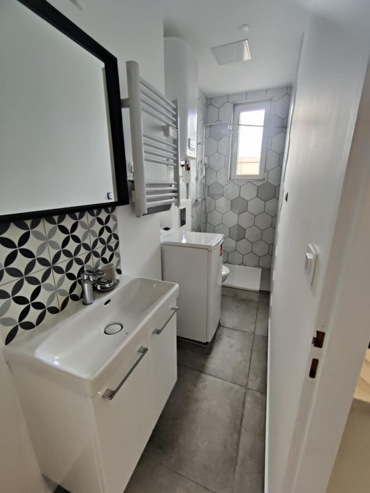 דירות Vénissieux Loft Chic Avec Mezzanine Contemporaine מראה חיצוני תמונה