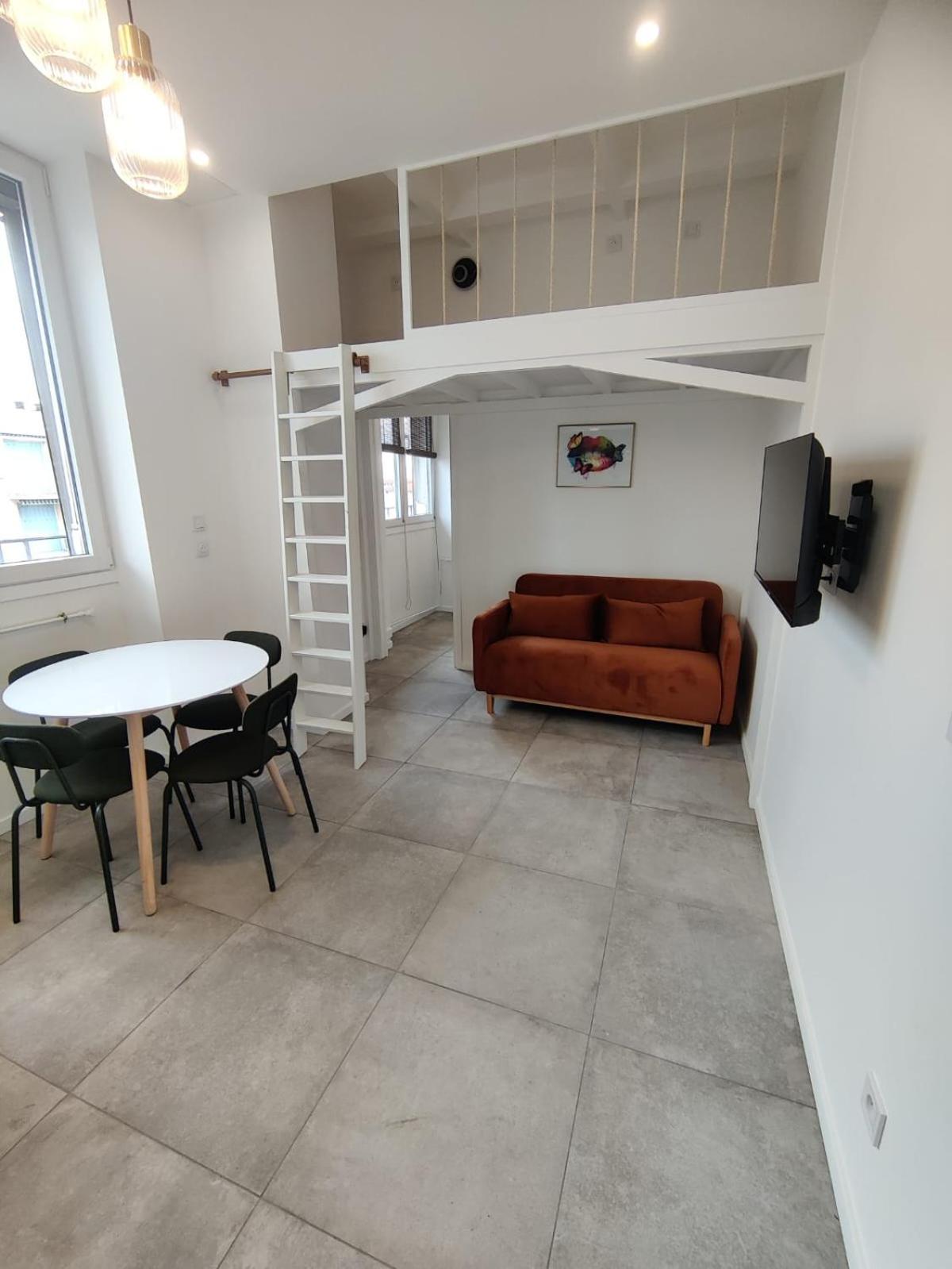 דירות Vénissieux Loft Chic Avec Mezzanine Contemporaine מראה חיצוני תמונה